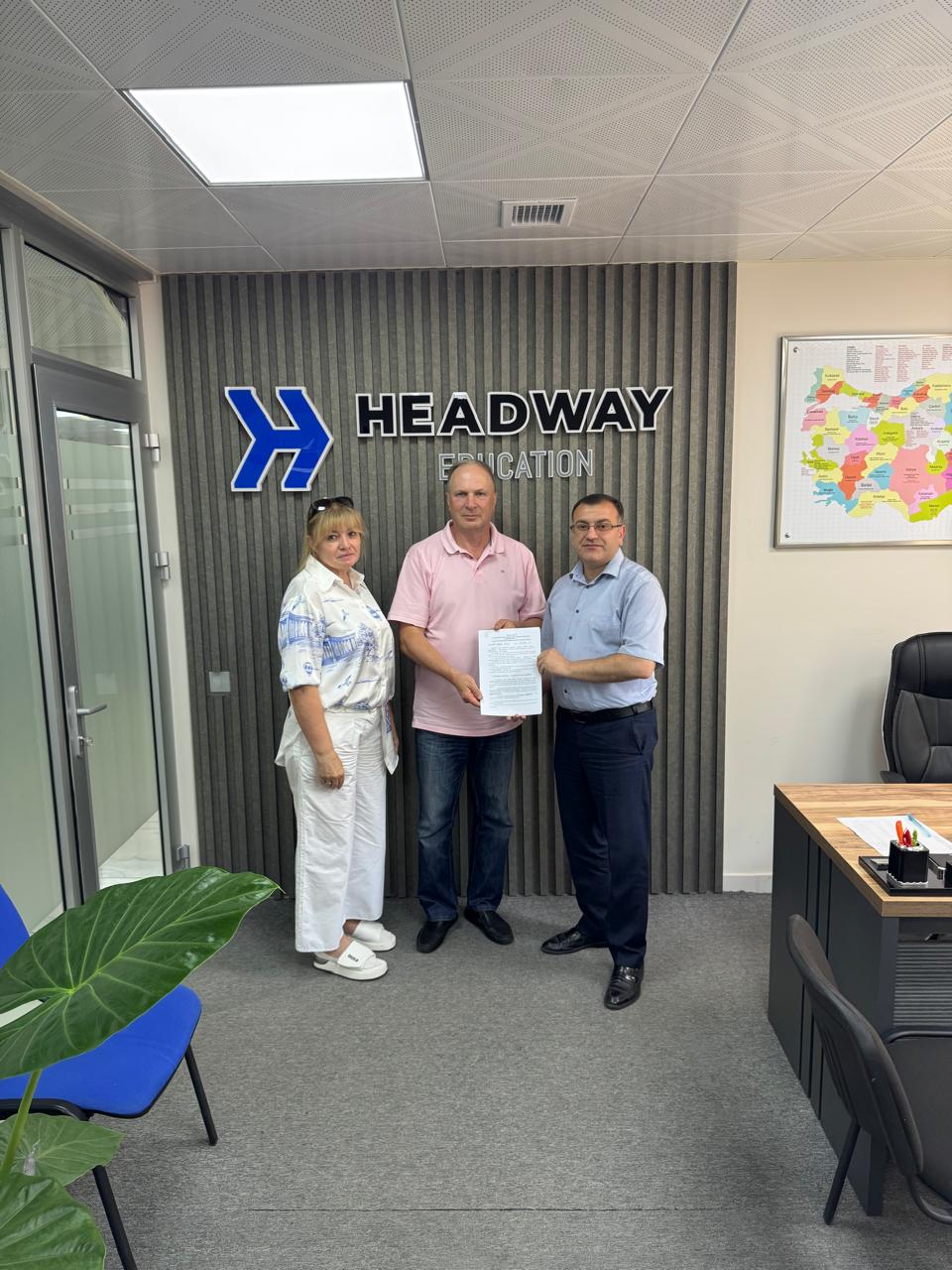 Представники АПСВТ і Headway з підписаною угодою